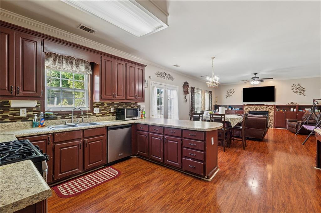 1093 Forest View Lane, Lilburn, Georgia image 5