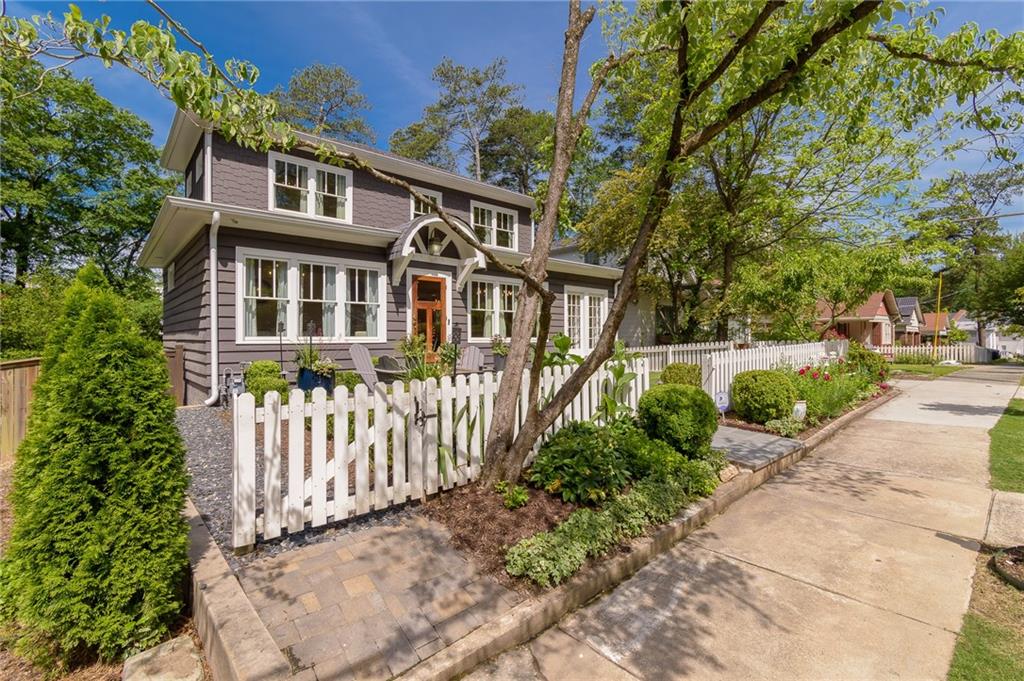 2406 Glenwood Drive NE