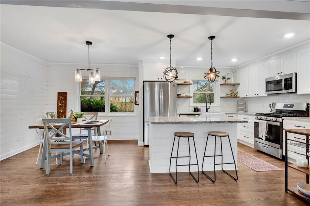 729 Birchwood Lane SW