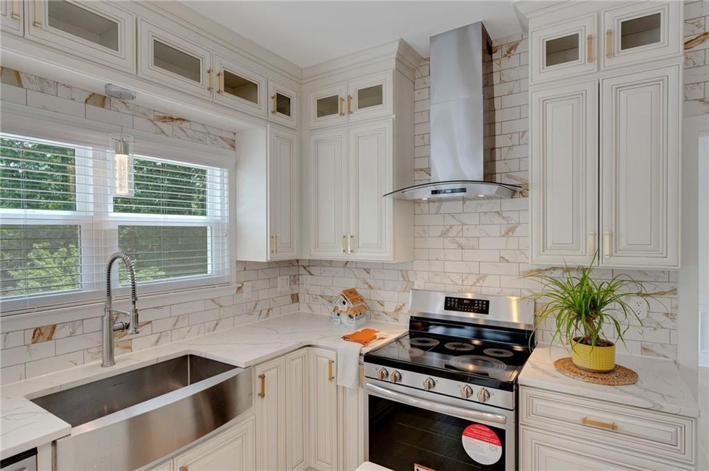 1095 Lyndhurst Way