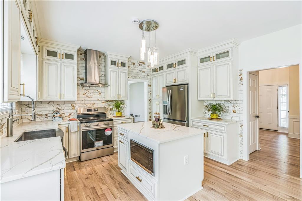 1095 Lyndhurst Way