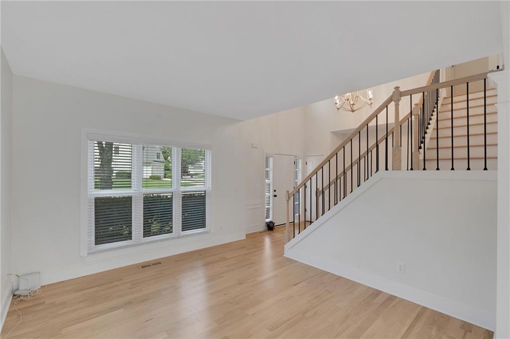 1095 Lyndhurst Way, Roswell, Georgia image 11