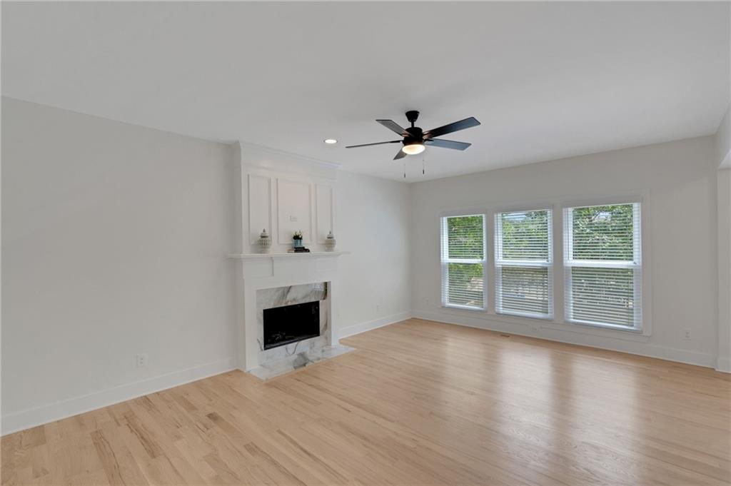 1095 Lyndhurst Way, Roswell, Georgia image 9