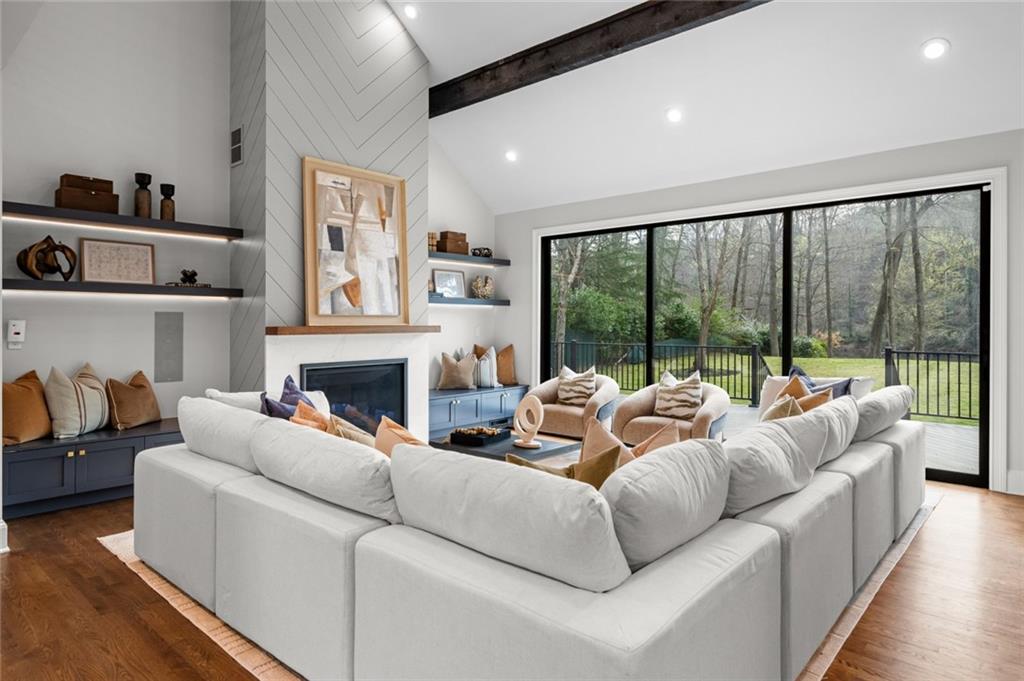 4562 Columns Drive SE