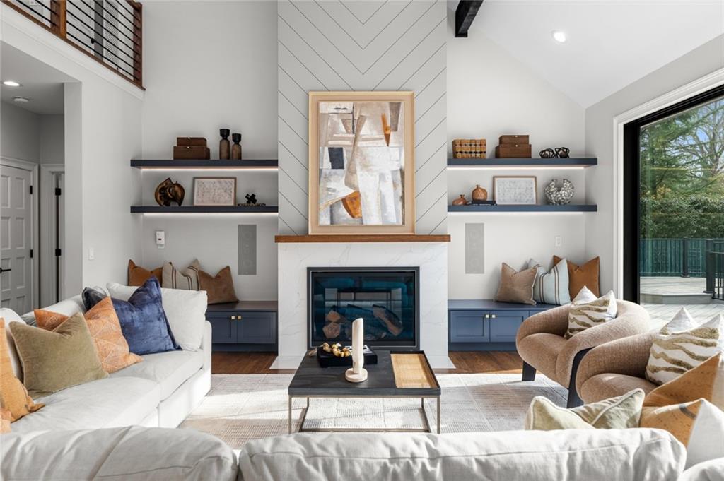 4562 Columns Drive SE