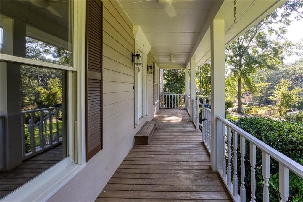 185 Lakeshore Circle SE