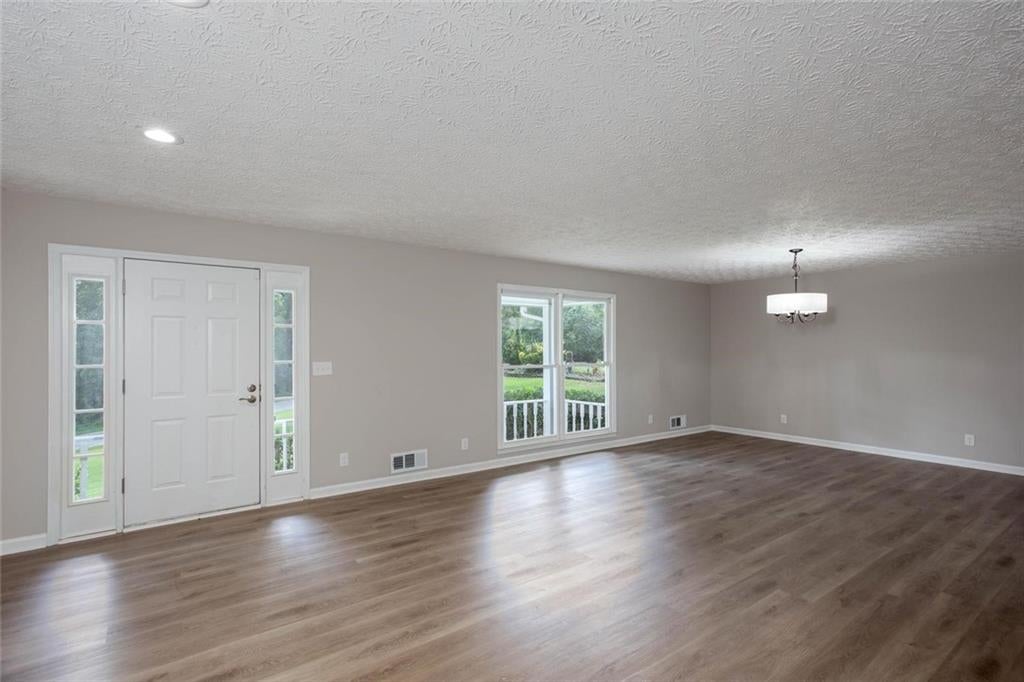 185 Lakeshore Circle SE