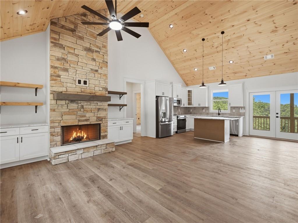 1521 Azure Lane