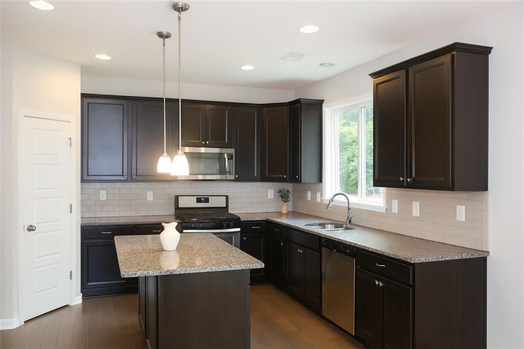 824 COMMERCE Trail