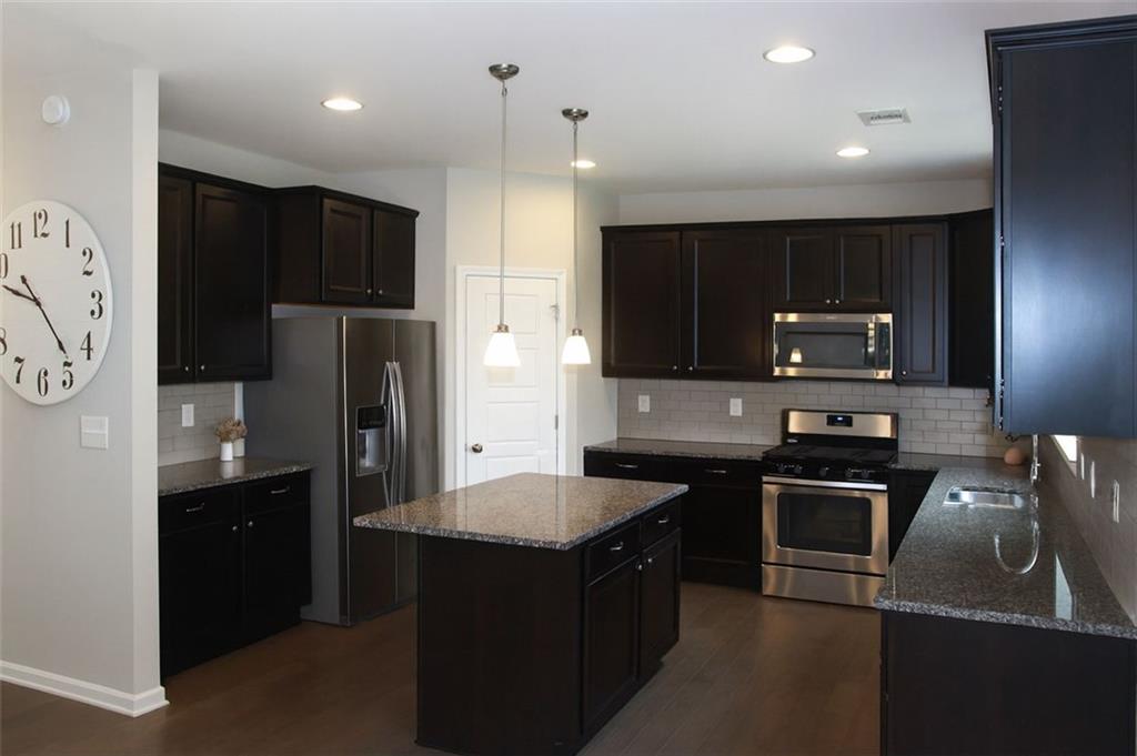 824 COMMERCE Trail