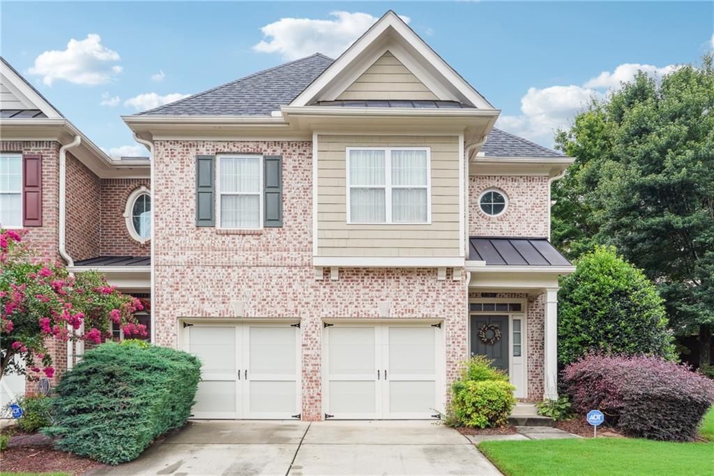 You're Welcome! Settle into your new home with pride, ease, and peace of mind. This home is a featured end unit in the sought after secure gated community of Villages at Huntcrest.
This home offers a bright entry foyer with crown molding and partial wainscoting walls that flows seamlessly into an eat-in kitchen, spacious open concept dining and family room viewable from kitchen with end unit extra windows that provides lots of natural light, all perfect for comfortable living and entertaining guests.
The community features clubhouse, pool, tennis, conveniently situated near the premier vibrant Gas South Entertainment District, retail, and shopping destinations, you'll have everything you need just minutes away. Plus, with quick access to the interstate, your daily commute or weekend getaways will be a breeze.
Have your agent schedule your showing today!