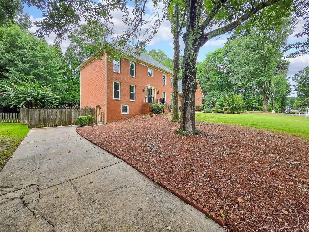 5616 Broxton Circle