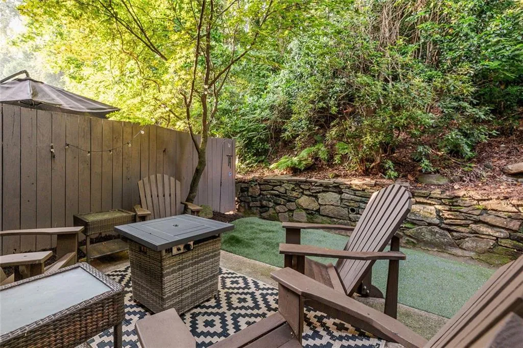 Sandy Springs, Georgia 30342, United States, 2 Bedrooms Bedrooms, ,3 BathroomsBathrooms,Residential,Active,145330