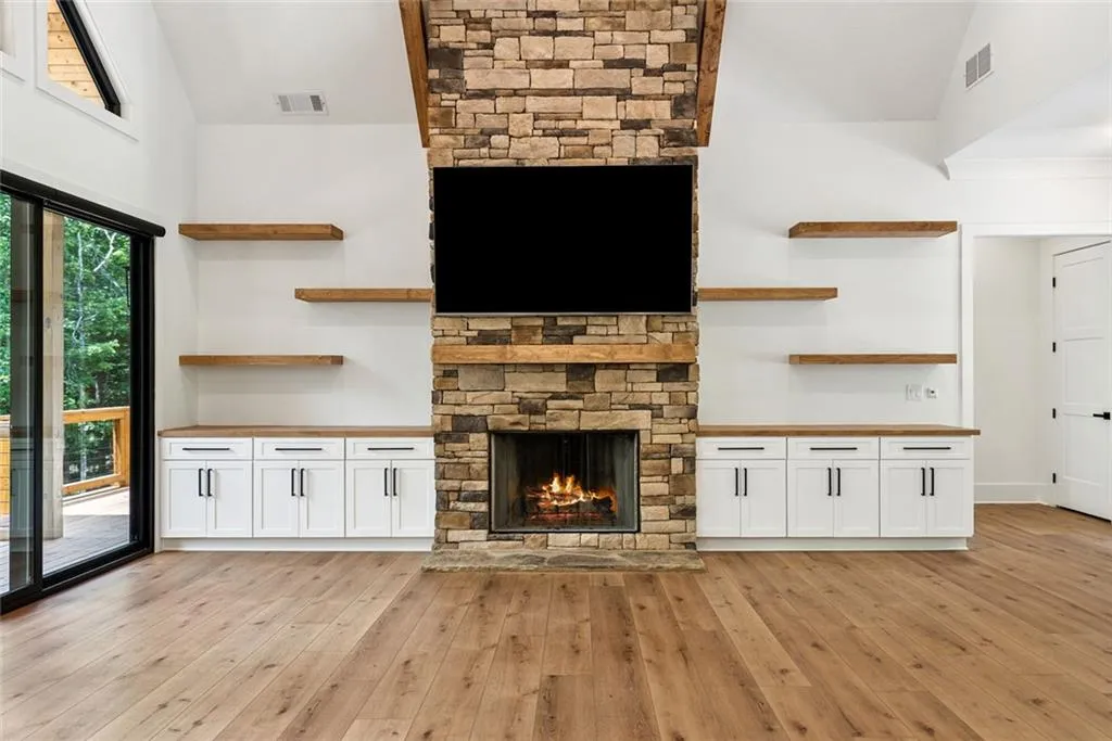 Talking Rock, Georgia 30175, United States, 4 Bedrooms Bedrooms, ,5 BathroomsBathrooms,Residential,Active,160429