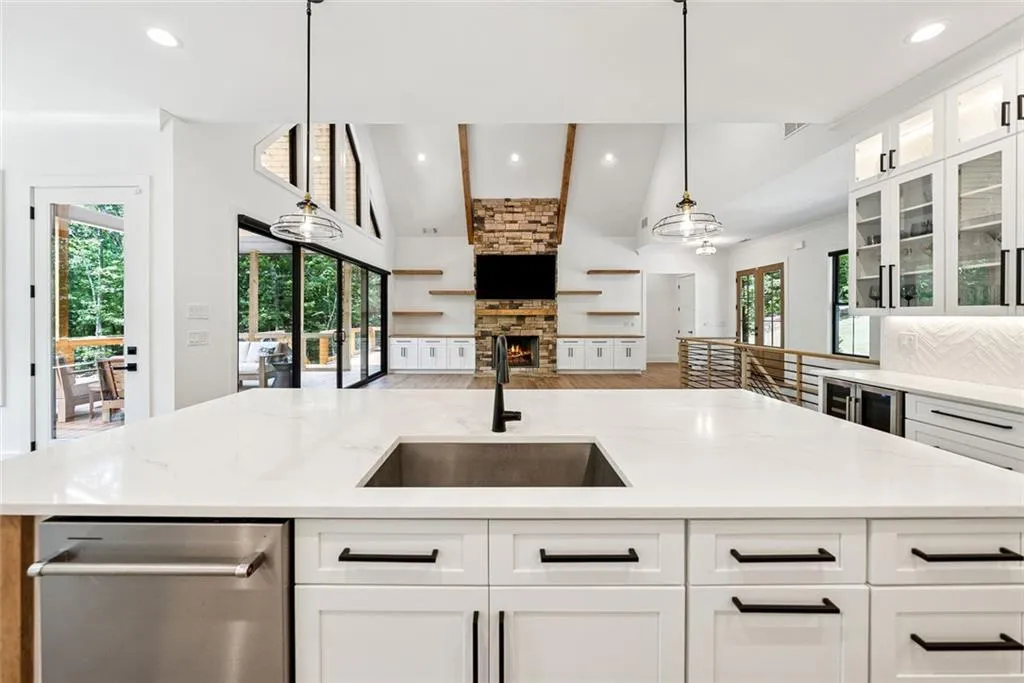 Talking Rock, Georgia 30175, United States, 4 Bedrooms Bedrooms, ,5 BathroomsBathrooms,Residential,Active,160429