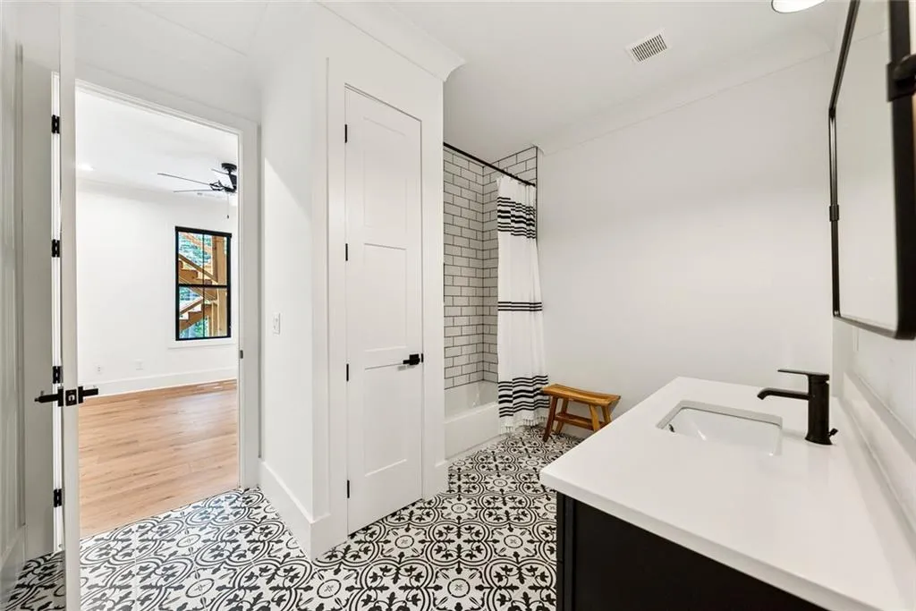 Talking Rock, Georgia 30175, United States, 4 Bedrooms Bedrooms, ,5 BathroomsBathrooms,Residential,Active,160429