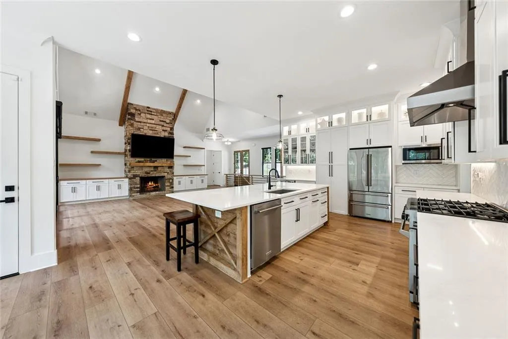 Talking Rock, Georgia 30175, United States, 4 Bedrooms Bedrooms, ,5 BathroomsBathrooms,Residential,Active,160429