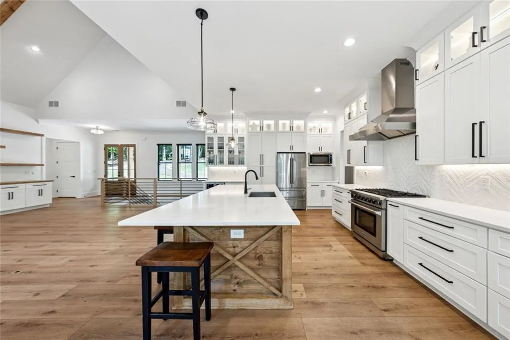 Talking Rock, Georgia 30175, United States, 4 Bedrooms Bedrooms, ,5 BathroomsBathrooms,Residential,Active,160429