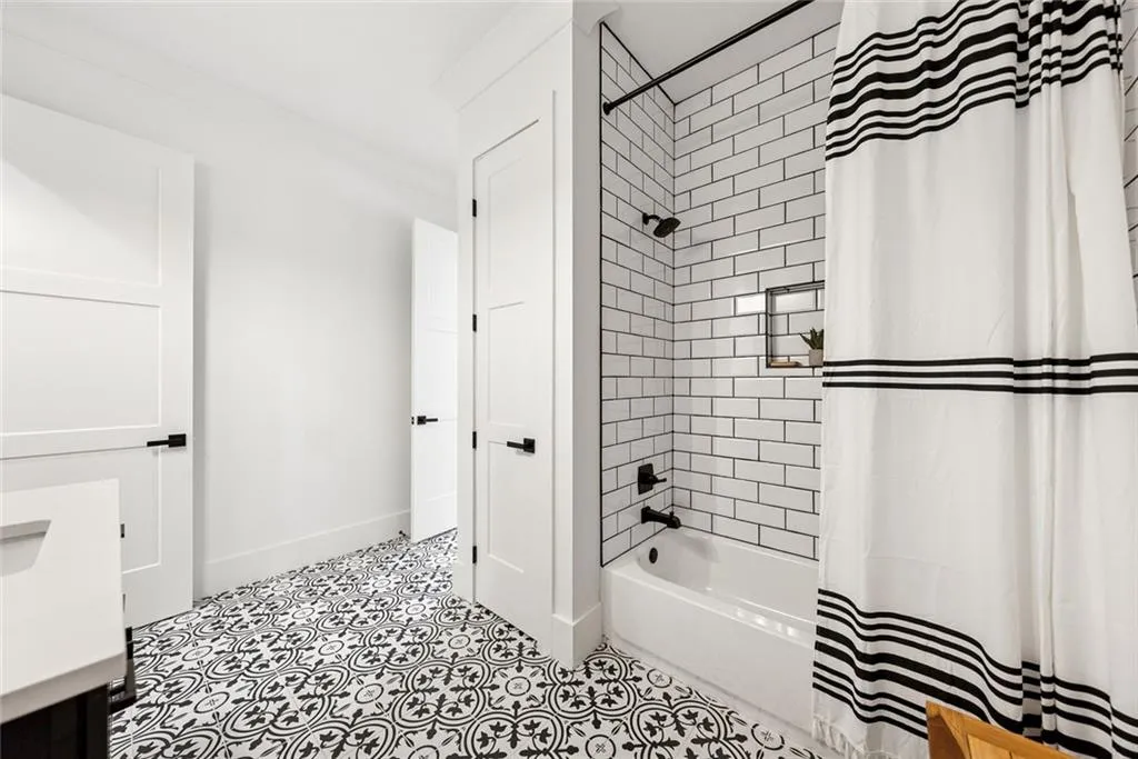 Talking Rock, Georgia 30175, United States, 4 Bedrooms Bedrooms, ,5 BathroomsBathrooms,Residential,Active,160429