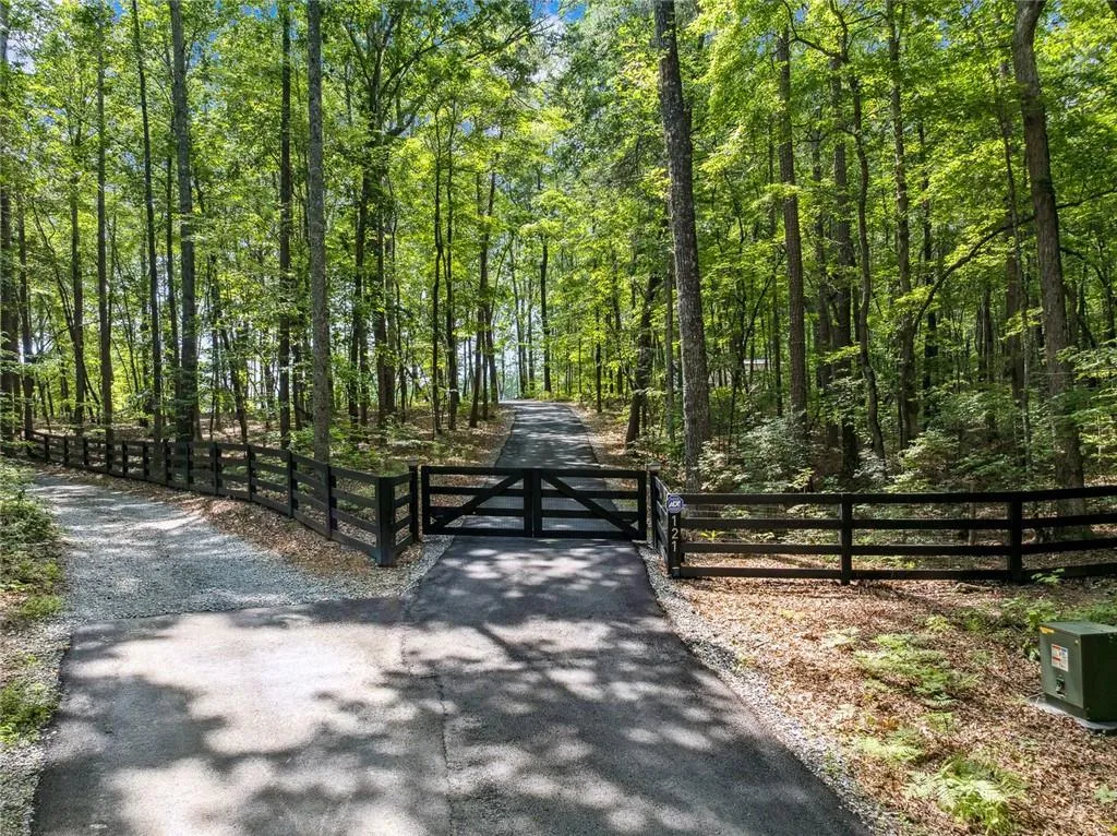 Talking Rock, Georgia 30175, United States, 4 Bedrooms Bedrooms, ,5 BathroomsBathrooms,Residential,Active,160429