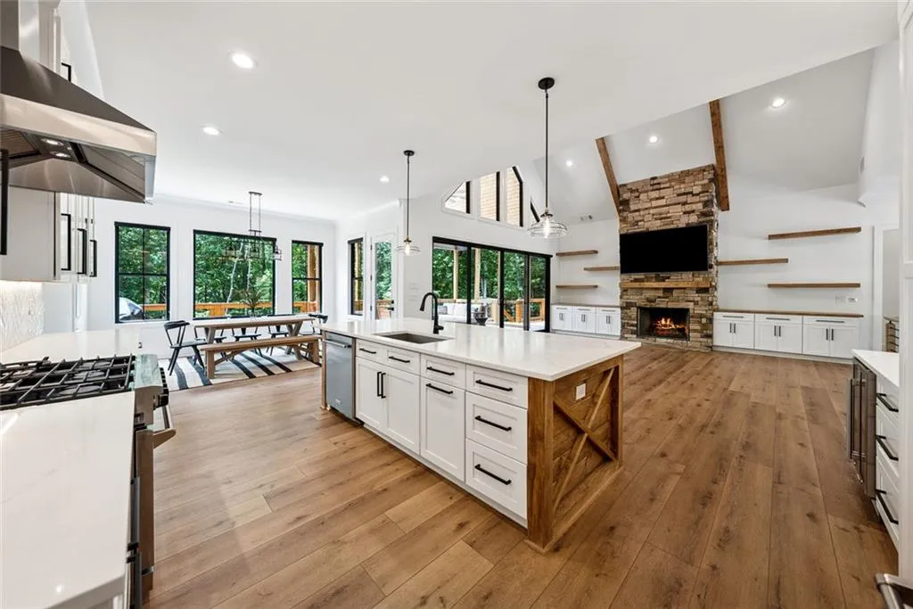 Talking Rock, Georgia 30175, United States, 4 Bedrooms Bedrooms, ,5 BathroomsBathrooms,Residential,Active,160429