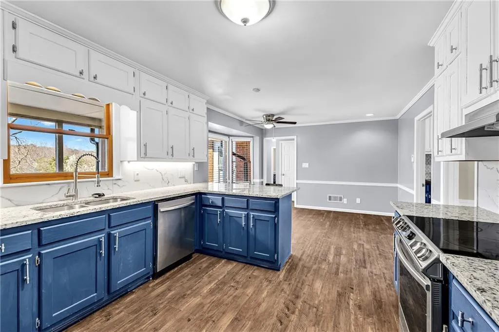 McDonough, Georgia 30253, United States, 4 Bedrooms Bedrooms, ,4 BathroomsBathrooms,Residential,Pending,76516