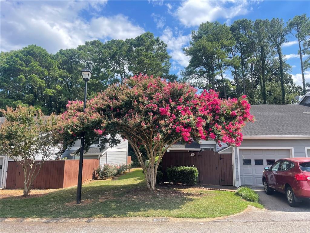 SOPE CREEK / DICKERSON / WALTON SCHOOL DISTRICT. 3 BEDROOMS, 2 1/2 BATHS PLUS A ONE CAR GARAGE. EAT-IN KITCHEN. PATIO AND ONE VERY PRIVATE COURT YARD GATED. BEAUTIFUL SWIM AND TENNIS NEIGHBORHOOD. PEACEFUL SETTING. WALKING DISTANCE TO PARKS, DINING AND SHOPPING.
The house is currently under the renovation: Kitchen cabinets, interior painting, countertops, bathrooms, etc.