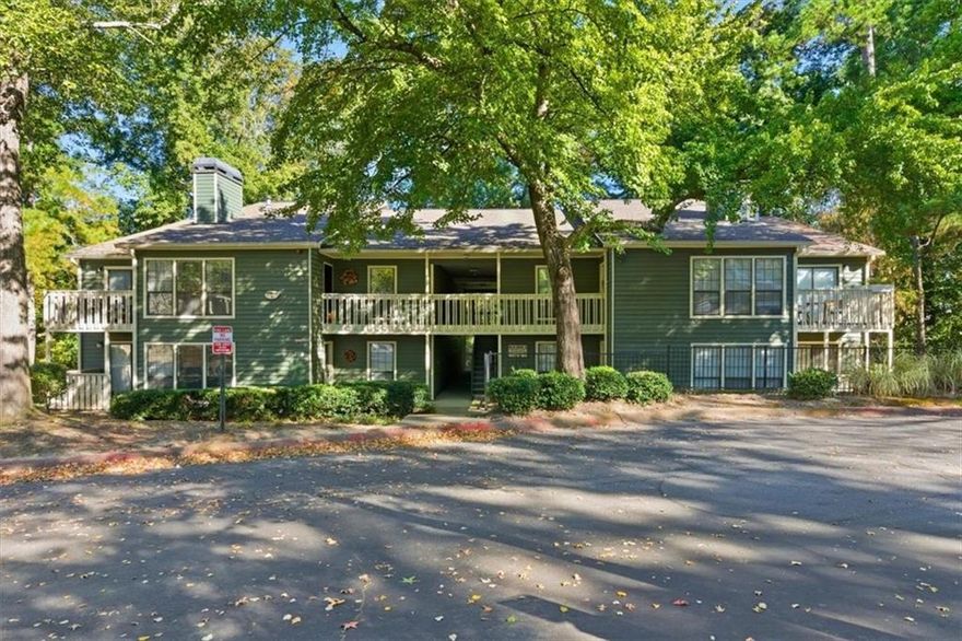 This well maintained, stepless 2BR/2BA Condo is located in a gated swim/tennis community in the heart of Vinings! Features updated kitchen and baths as well as hardwood flooring in the fireside living space. The updated kitchen features solid surface countertops and stainless appliances. Great flex space off the living area is perfect for office or sunroom and leads to the private deck. Roommate floor plan with a bedroom and bath at each end of the unit. The large deck is accessible from the sunroom and secondary bedroom and faces the wooded area at the rear of the neighborhood, providing a very private and tranquil feel. Community amenities include swimming pool, tennis court, dog park, clubhouse, car wash, fitness center, grills & trails.
This well maintained, gated community's ITP location takes you straight into West Midtown, Midtown and Buckhead in about 15 minutes without
getting on the interstate! You are minutes away from restaurants, shopping (Kroger is right across from the community), West Village, The Battery/Truist Park, Silver Comet Trail, Cumberland Mall with a Costco, and Reformation Brewery. The HOA installed new roofs in 2020 and recently painted the exterior of the buildings. No rental restrictions.