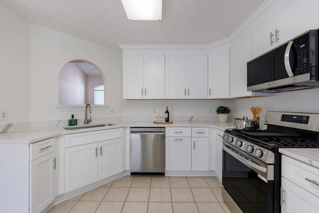 Alpharetta, Georgia 30004, United States, 3 Bedrooms Bedrooms, ,2 BathroomsBathrooms,Residential,Pending,131479