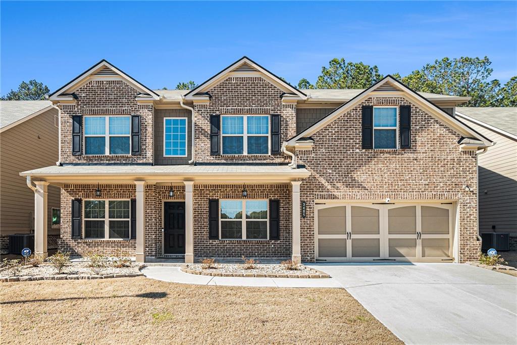 3405 Linstead Court in Loganville, Georgia, is a newly constructed two-story brick-front home located in The Estates at Brushy Fork. Built in 2022, this spacious residence offers five bedrooms and four bathrooms, including a full guest suite on the main level.
Interior Features:
The home features an open-concept design with a grand two-story foyer and family room, allowing for ample natural light.
The kitchen is equipped with white cabinets, a center island, granite countertops, tile backsplash, stainless steel appliances, and a walk-in pantry.
The master suite includes a large bedroom, walk-in closet, and an en-suite bathroom with dual vanities, a garden tub, and a tiled shower.
Additional bedrooms upstairs include a teen suite with a full bathroom and walk-in closet, as well as two bedrooms sharing a Jack-and-Jill bathroom.
Other interior features include hardwood floors, an iron rail staircase, and a formal living and dining room.
Exterior and Additional Features:
Rear covered patio, ideal for entertaining.
It includes a two-car garage and is equipped with central air conditioning and a zoned natural gas heating system.