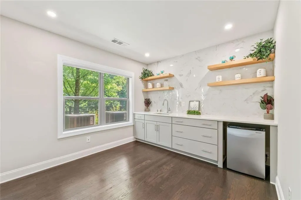 Smyrna, Georgia 30080, United States, 4 Bedrooms Bedrooms, ,5 BathroomsBathrooms,Residential,Active,163126