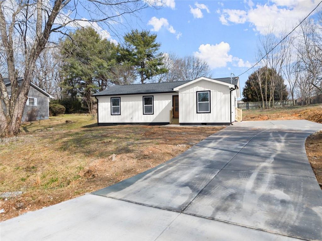 5843 Meadow View Lane, Flowery Branch, Georgia image 2