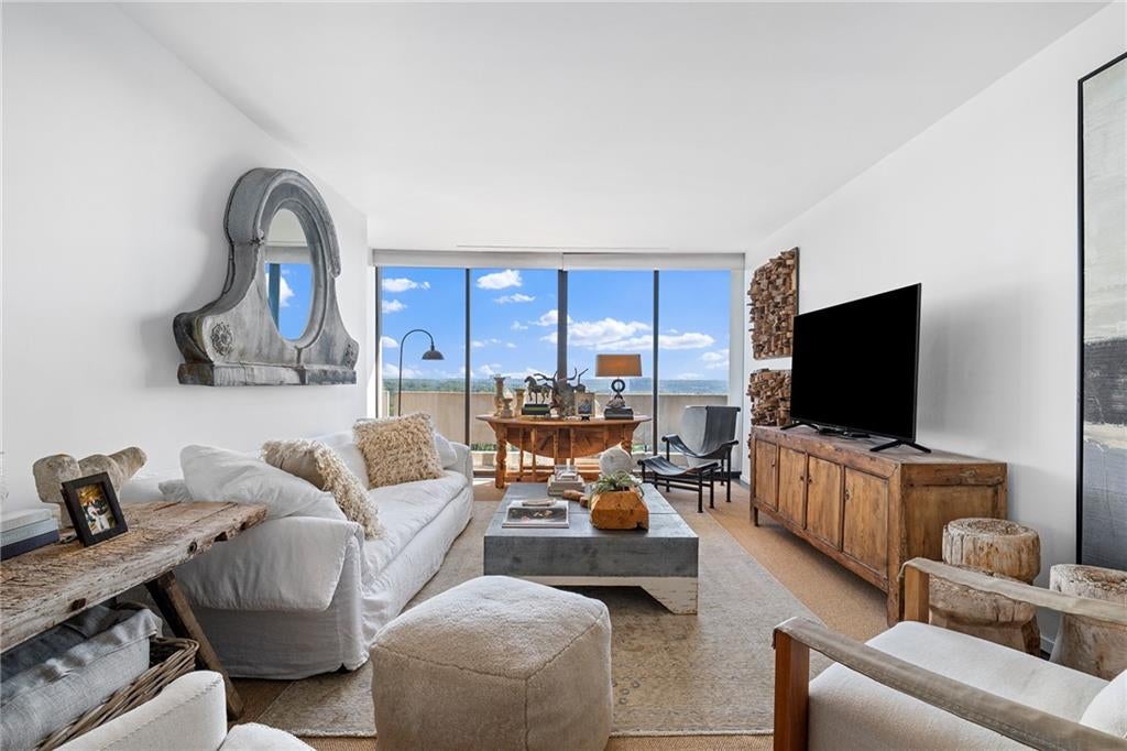 2575 Peachtree Road NE 22H