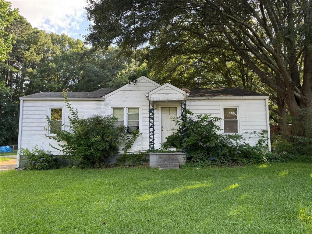 Investor Special in Prime Smyrna Location!
Located in the sought-after 30080 zip code, this property sits on a great lot with multiple exit strategies. Renovate the existing structure and add square footage, or tear down and build new—new construction and renovated flips in the area are selling $500k+. Minutes from Truist Park, shops, dining, and major highways. Don’t miss this opportunity to capitalize on a hot market with strong comps and high demand!