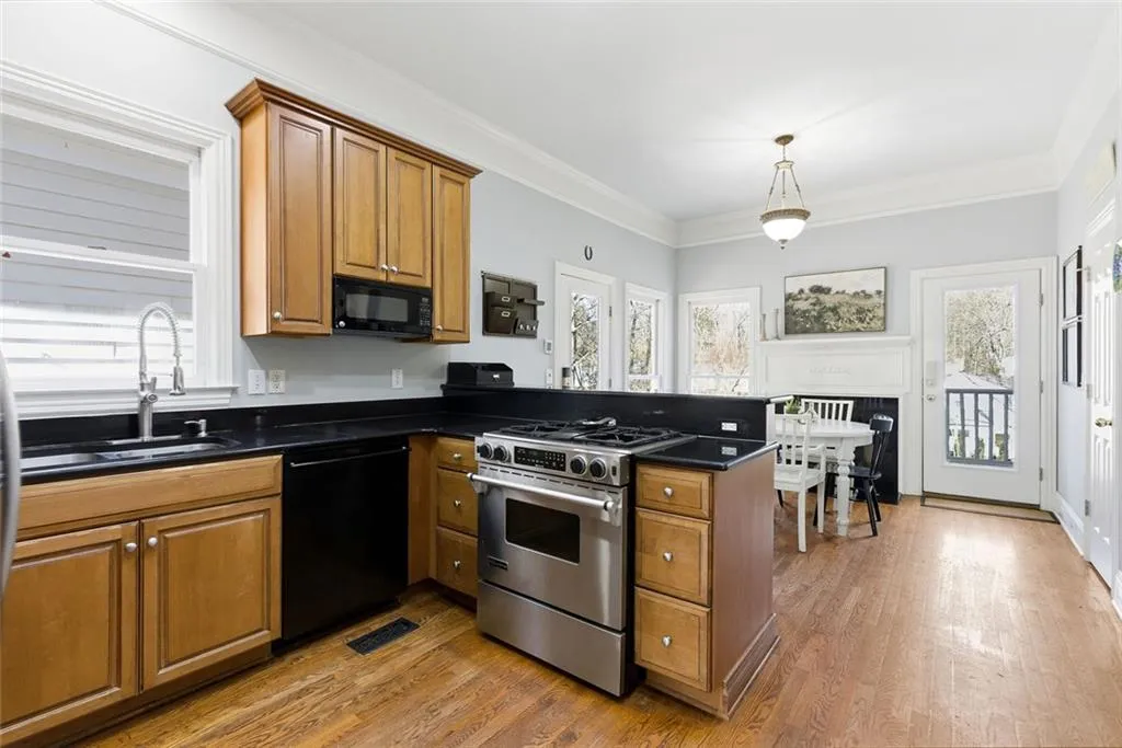 Roswell, Georgia 30075, United States, 5 Bedrooms Bedrooms, ,5 BathroomsBathrooms,Residential,Active,252314