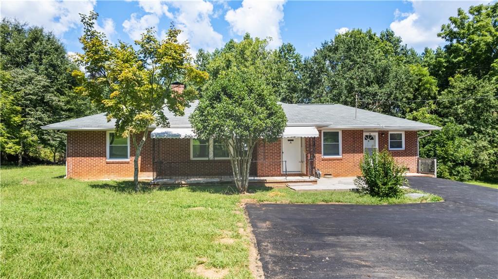 Just remodeled Cozy and stylish mini loft featuring a private bathroom and Mini kitchen.
Rent includes: WIFI, Water, Electricity, Landscaping
Additional features: Large parking area & Shared laundry room