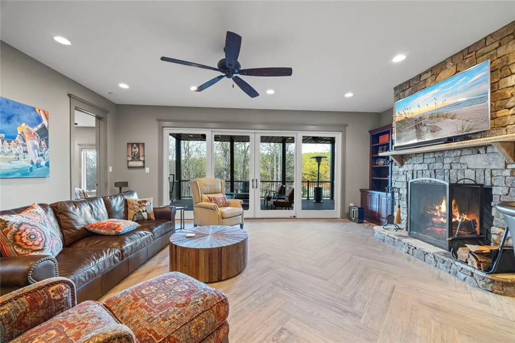 Toccoa, Georgia 30577, United States, 5 Bedrooms Bedrooms, ,4 BathroomsBathrooms,Residential,Active,254771