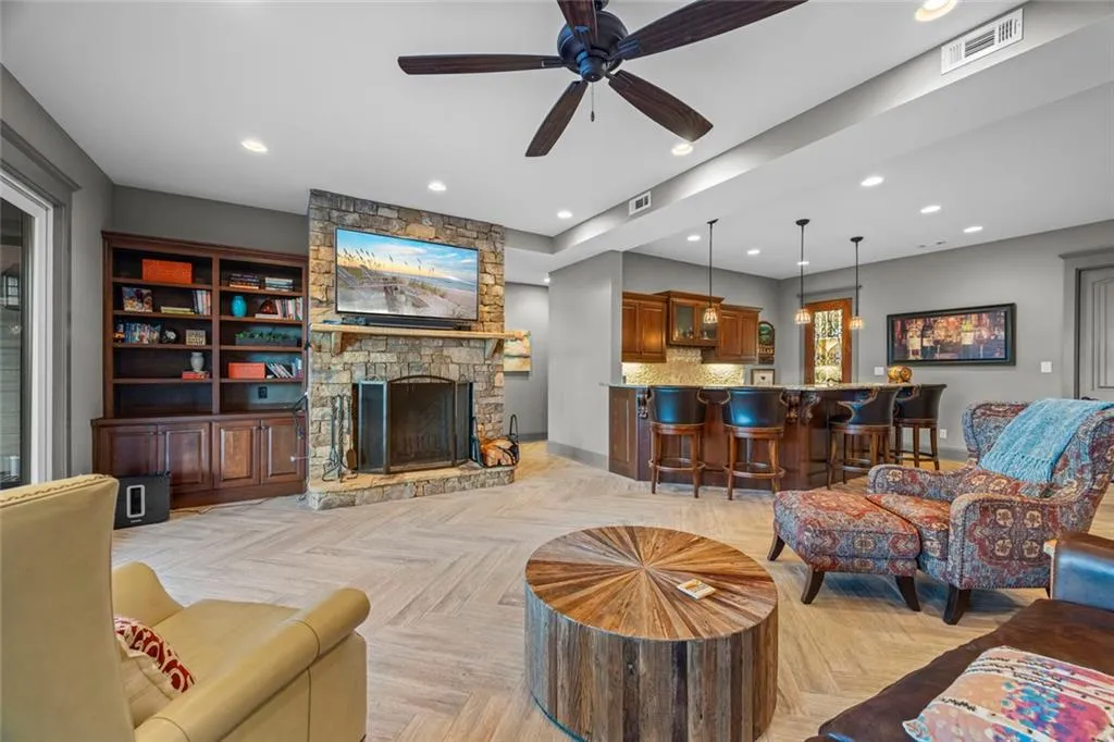 Toccoa, Georgia 30577, United States, 5 Bedrooms Bedrooms, ,4 BathroomsBathrooms,Residential,Active,254771