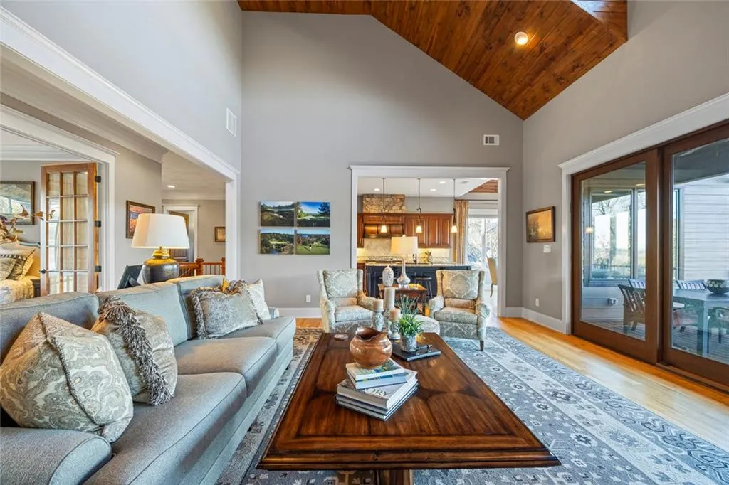 Toccoa, Georgia 30577, United States, 5 Bedrooms Bedrooms, ,4 BathroomsBathrooms,Residential,Active,254771