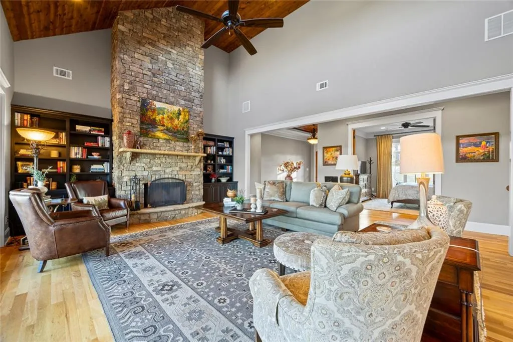 Toccoa, Georgia 30577, United States, 5 Bedrooms Bedrooms, ,4 BathroomsBathrooms,Residential,Active,254771