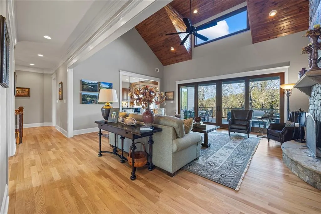 Toccoa, Georgia 30577, United States, 5 Bedrooms Bedrooms, ,4 BathroomsBathrooms,Residential,Active,254771