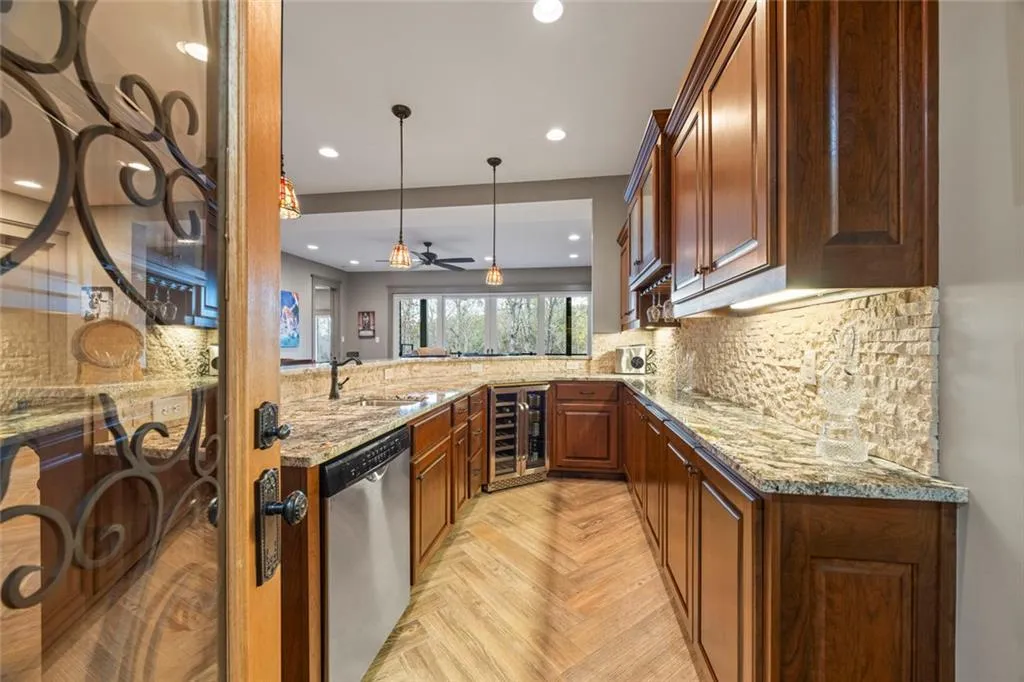 Toccoa, Georgia 30577, United States, 5 Bedrooms Bedrooms, ,4 BathroomsBathrooms,Residential,Active,254771