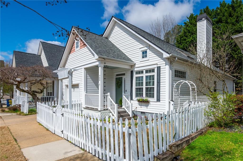 704 Gardenside Circle SE