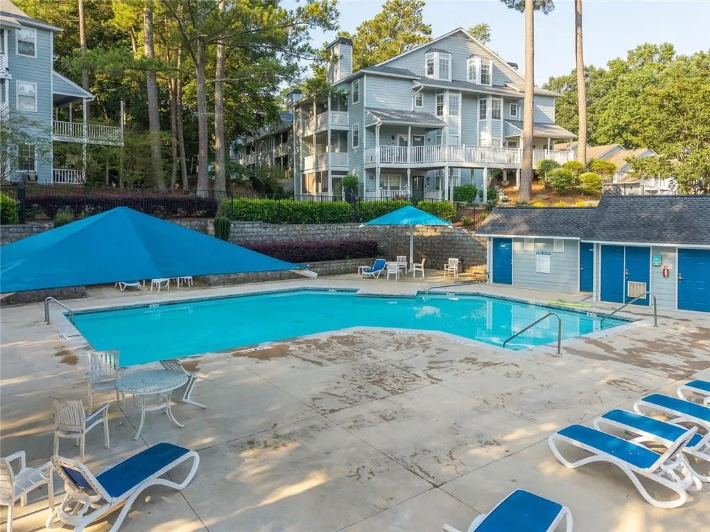 Marietta, Georgia 30067, United States, 2 Bedrooms Bedrooms, ,2 BathroomsBathrooms,Residential,Pending,181316