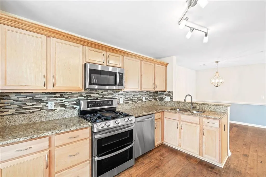 Marietta, Georgia 30067, United States, 2 Bedrooms Bedrooms, ,2 BathroomsBathrooms,Residential,Pending,181316