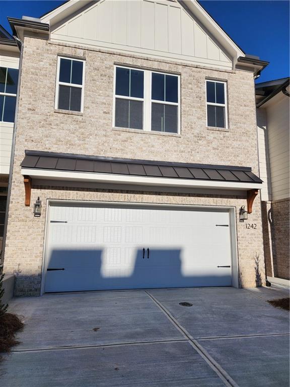 ****** Experience modern living in this stunning townhouse available for rent in the highly desirable Toll Brothers Community: The Towns at Westshore in Cumming. This impressive 4-bedroom, 3.5-bath home will be ready for you to move in on December 1st, 2024.
****** Spanning three thoughtfully designed stories, the townhouse boasts an inviting open-concept kitchen, complete with a spacious island that serves as the perfect centerpiece for family gatherings and entertaining guests. The generous third floor offers ample space for socializing, making it a fantastic area for hosting friends and family alike.
****** Enjoy the convenience of living just minutes away from a variety of shopping and dining experiences. With Costco, Walmart, Target, and Best Buy all less than a 5-minute drive away, your everyday needs are easily met. Plus, the community is conveniently located right off Exit 15, providing quick access to everything you could need.
****** Don't miss out on this opportunity to call this lovely townhouse your home!