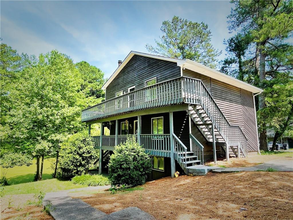 This 3 story triplex with one unit available. Great location! Completely remodeled! 2 bed 2 baths with separate dining room. Living room includes fireplace. 2 parking lot per unit. Professionally managed.