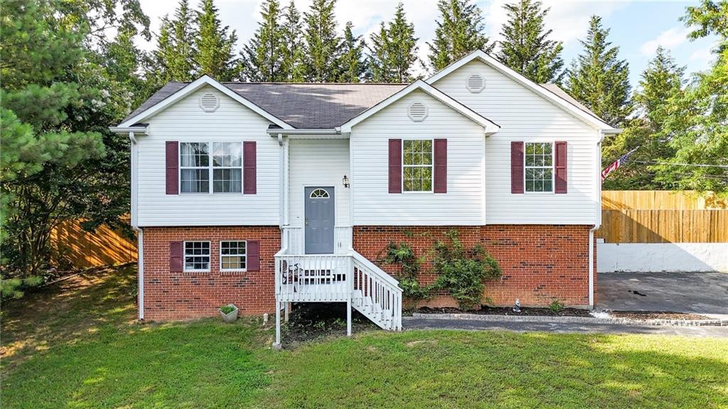 Welcome to this well-cared-for 2-story home situated in a peaceful neighborhood of Ringgold, GA. The home features a spacious and functional layout with 3 bedrooms and 2.5 bathrooms, an updated kitchen and main bathroom, and brand new matching stainless steel appliances—perfect for busy households.
A finished basement offers flexible space for a playroom, home office, or media room. Central heating and air ensure year-round comfort, and the 2-car garage features a sleek epoxy floor. The fully fenced backyard includes an electric pet fence, providing a secure space for outdoor activities. The home is wired for both Spectrum and RTC high-speed internet—ideal for work, streaming, and virtual learning. Weekly trash service adds to the everyday convenience.
Located in a well-established community near local schools, this move-in ready home blends modern updates with everyday practicality—making it a smart choice for households of all sizes.