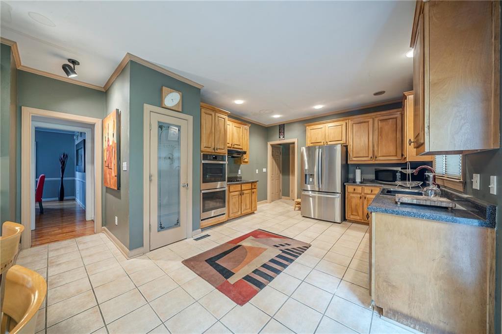 5610 Mountain Meadow Court, Stone Mountain, Georgia image 7