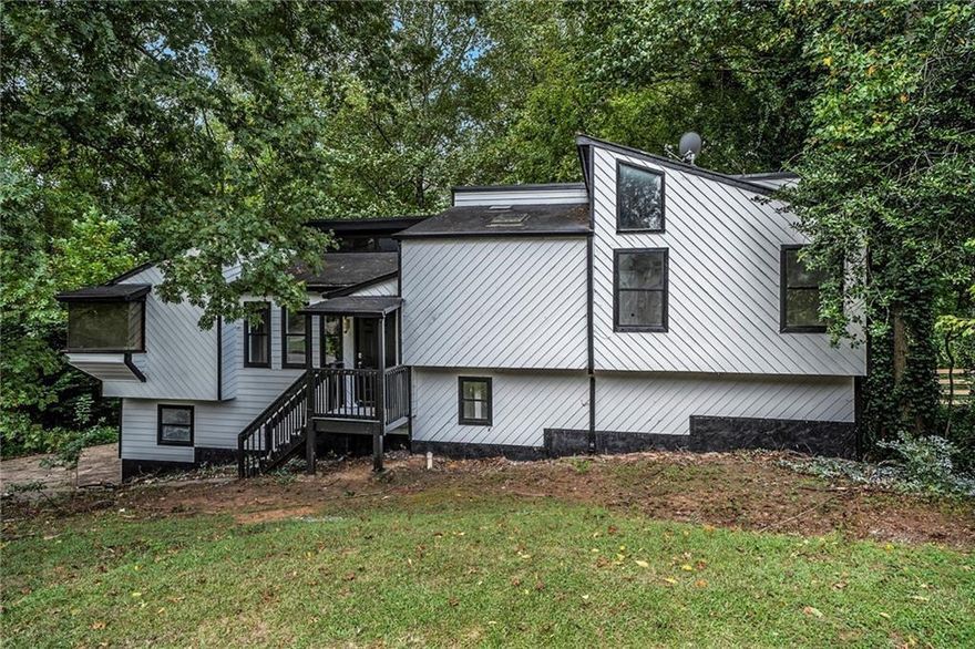 This unique 3-bedroom, 2.5-bathroom home in Marietta, GA, offers a well-equipped kitchen, open living and dining areas, and a spacious outdoor deck. Conveniently located near the Town Center at Cobb with quick access to I-75 and I-575, it’s perfect for easy living and commuting. The master suite features an en-suite bathroom, and there’s a versatile bonus room for extra space. Don’t miss out on this comfortable and stylish home!